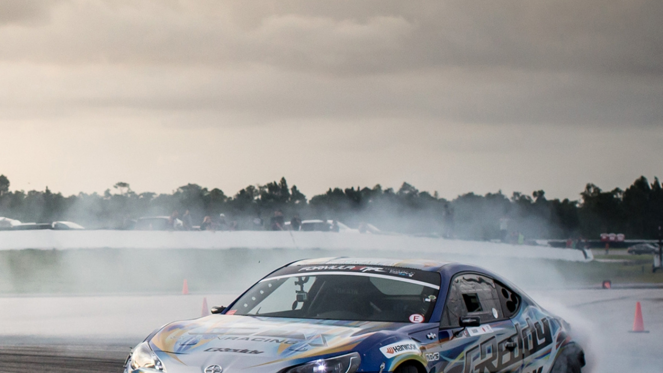 Обои дрифтинг, колесо, облако, шина, легковые автомобили в разрешении 1366x768