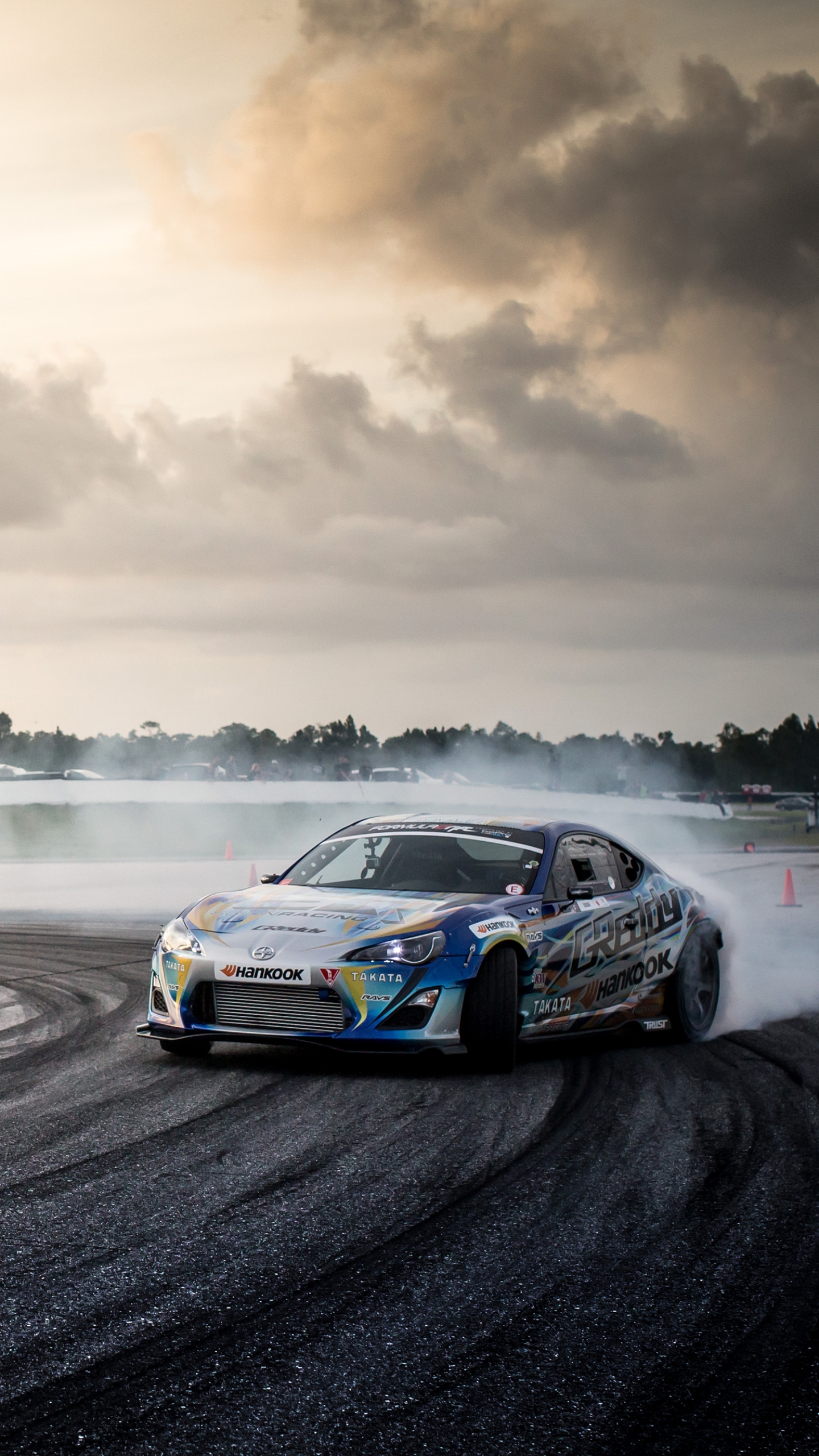 Обои дрифтинг, колесо, облако, шина, легковые автомобили в разрешении 1440x2560