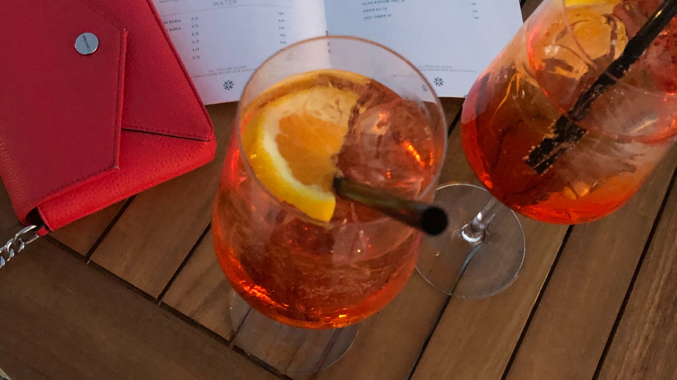 Обои напиток, алкоголь, жидкость, крепкий спиртной напиток, Янтарь в разрешении 1366x768