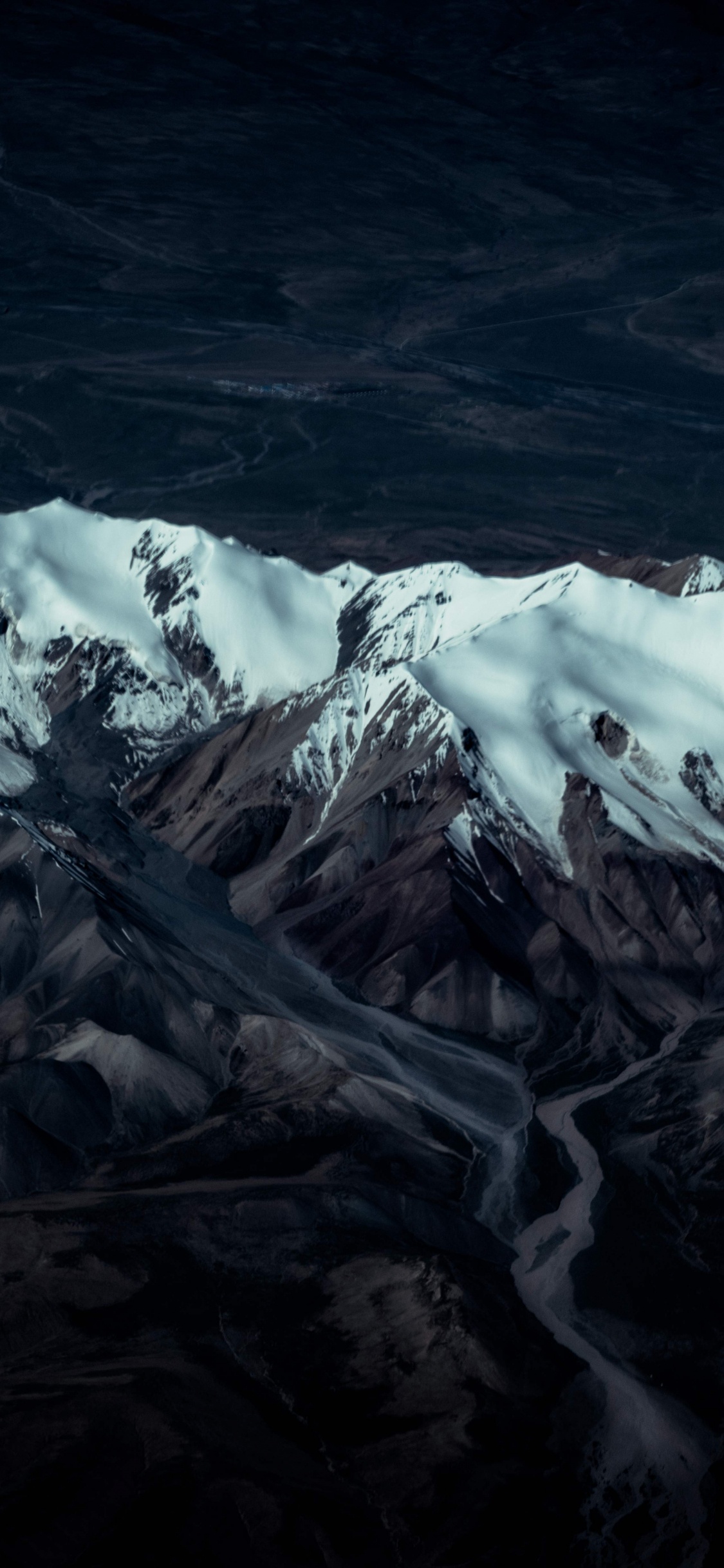 Обои ледяная форма, земля, темнота, рельеф, природа в разрешении 1125x2436