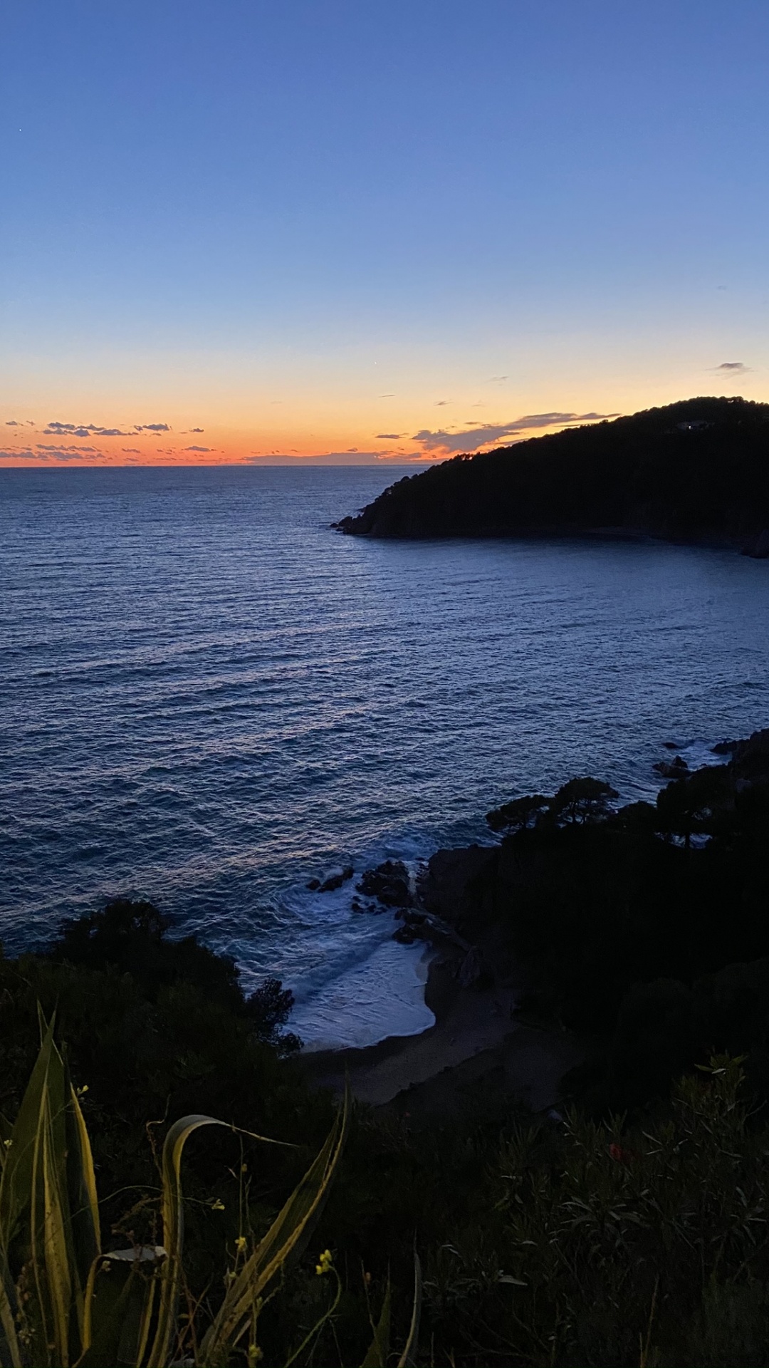 Обои побережье, вода, водоем, природный ландшафт, пейзаж в разрешении 1080x1920