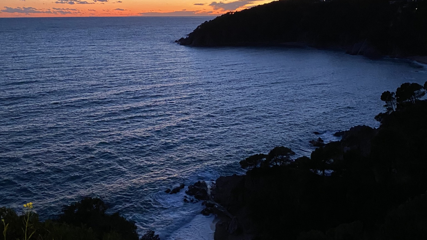 Обои побережье, вода, водоем, природный ландшафт, пейзаж в разрешении 1366x768