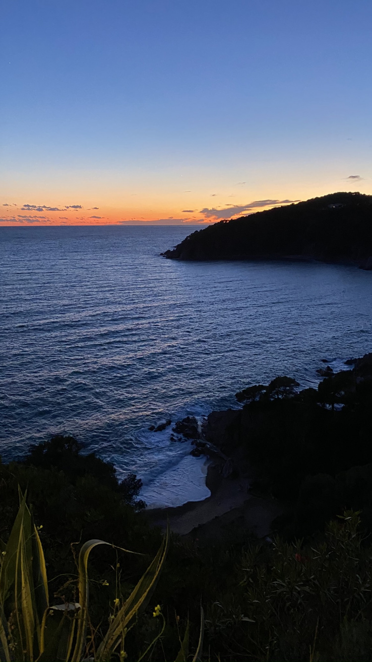 Обои побережье, вода, водоем, природный ландшафт, пейзаж в разрешении 750x1334