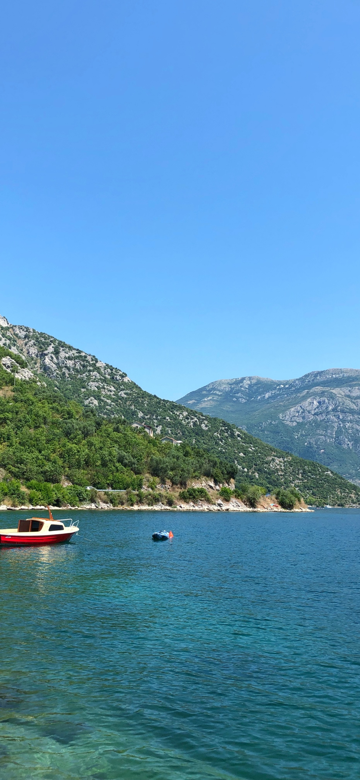 Обои водоем, горный рельеф, вода, судно, горный хребет в разрешении 1242x2688
