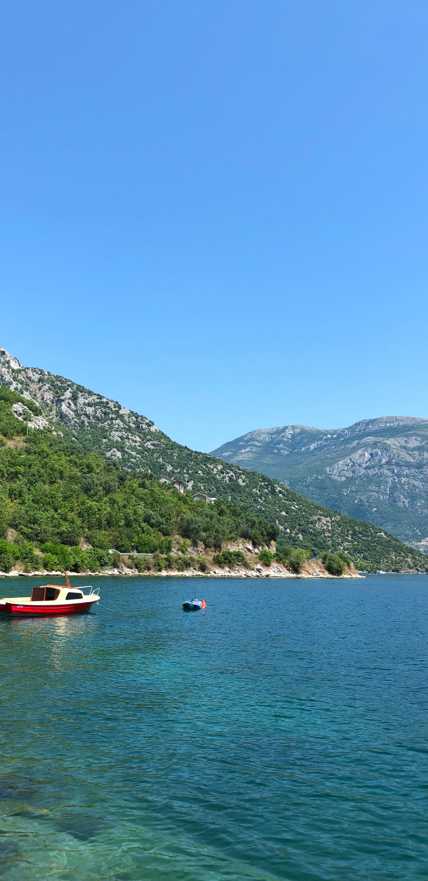 Обои водоем, горный рельеф, вода, судно, горный хребет в разрешении 1440x2960