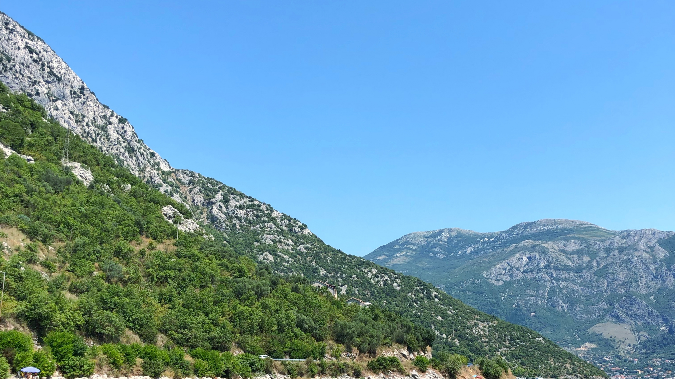 Обои водоем, горный рельеф, вода, судно, горный хребет в разрешении 2560x1440