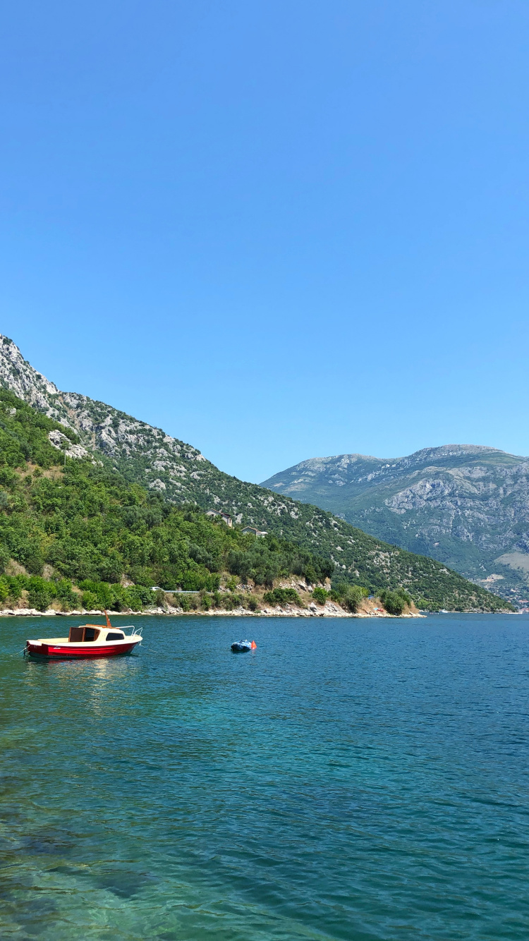 Обои водоем, горный рельеф, вода, судно, горный хребет в разрешении 750x1334