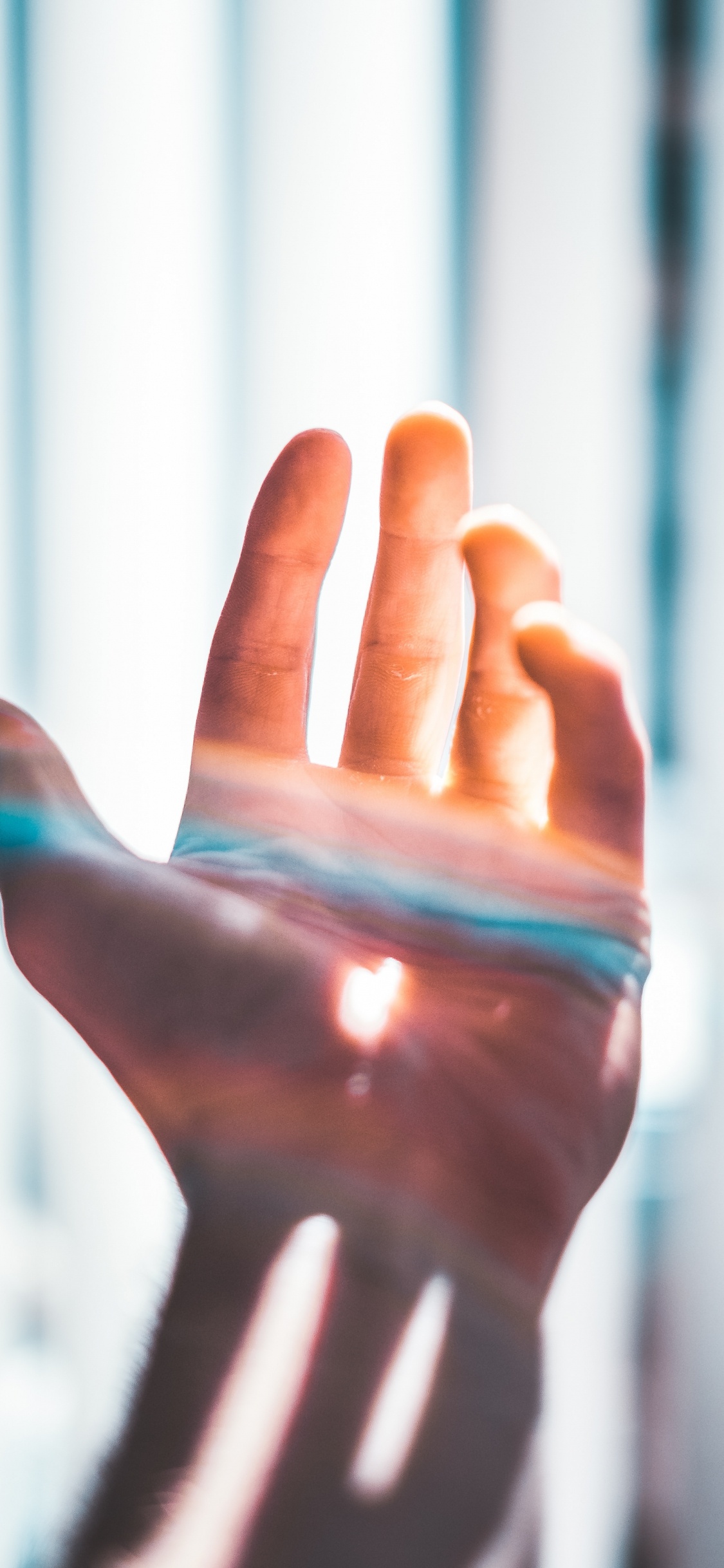 Обои палец, синий, свет, вода, большой палец в разрешении 1125x2436