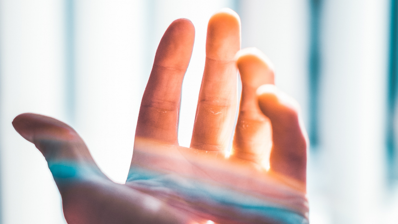 Обои палец, синий, свет, вода, большой палец в разрешении 1280x720