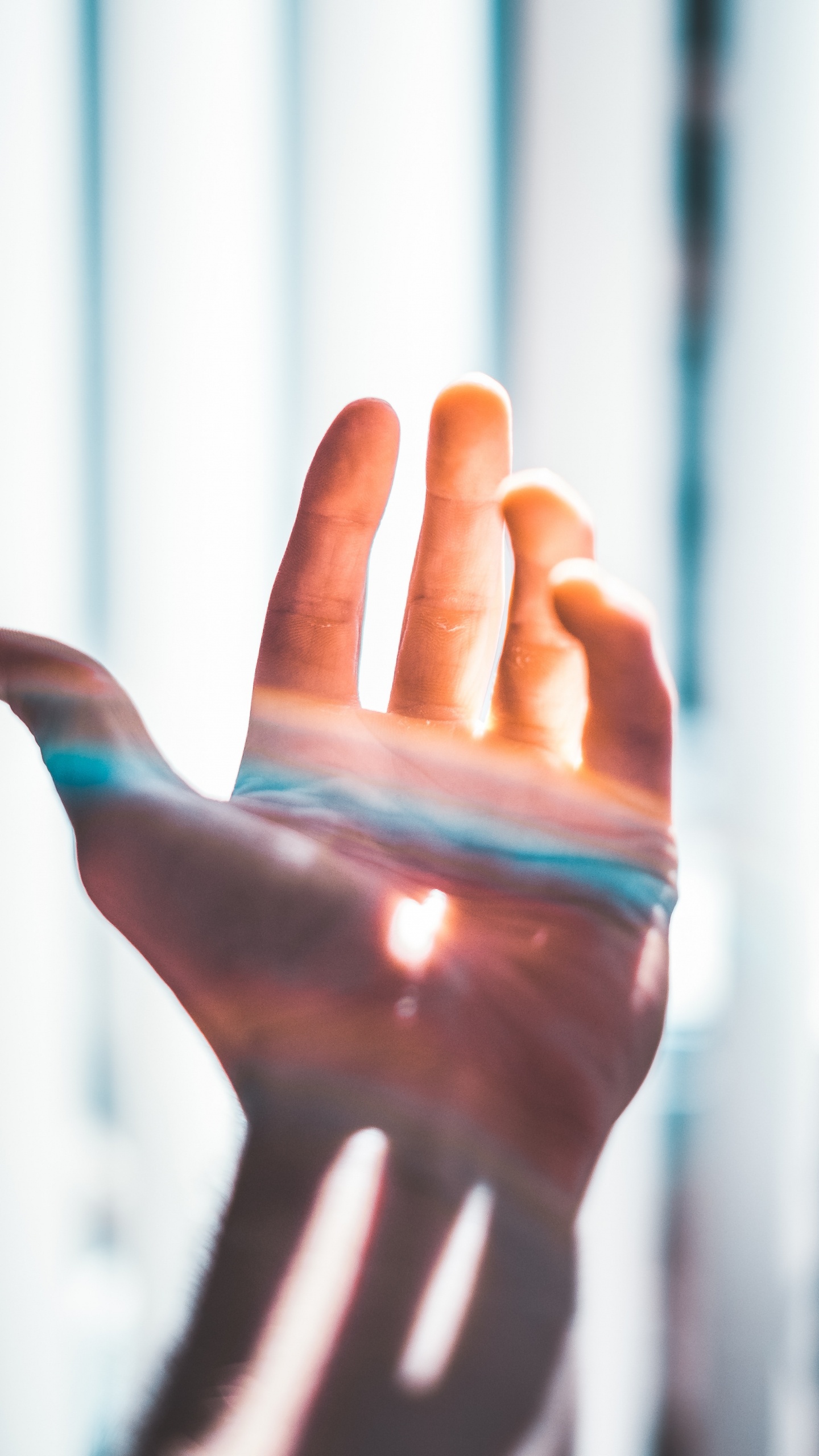 Обои палец, синий, свет, вода, большой палец в разрешении 1440x2560