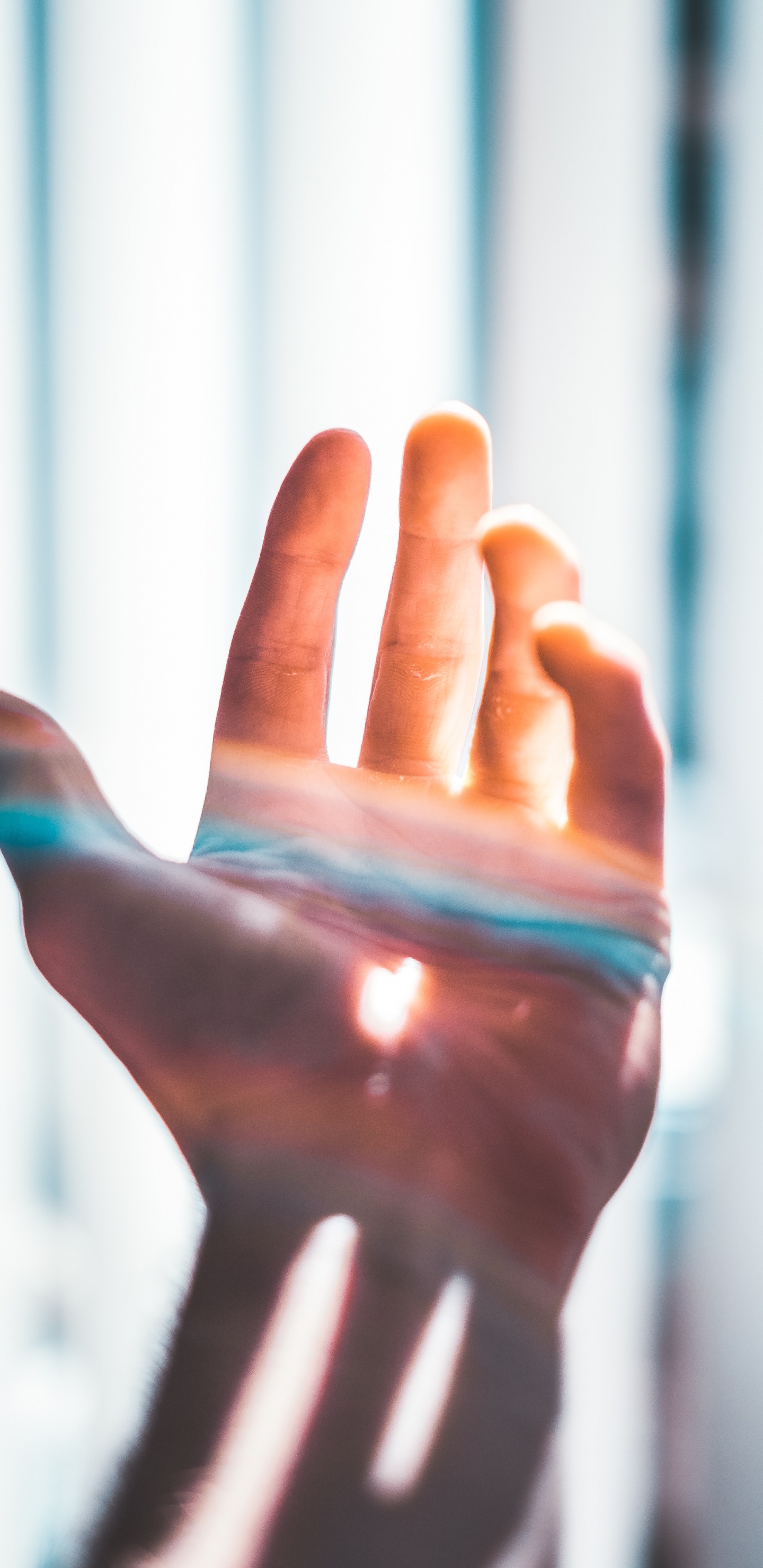 Обои палец, синий, свет, вода, большой палец в разрешении 1440x2960