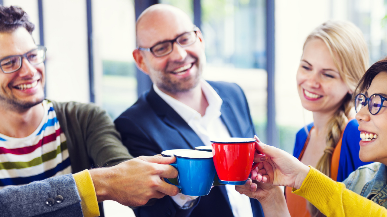 Обои питье, напиток, очки, алкоголь, разговор в разрешении 1280x720