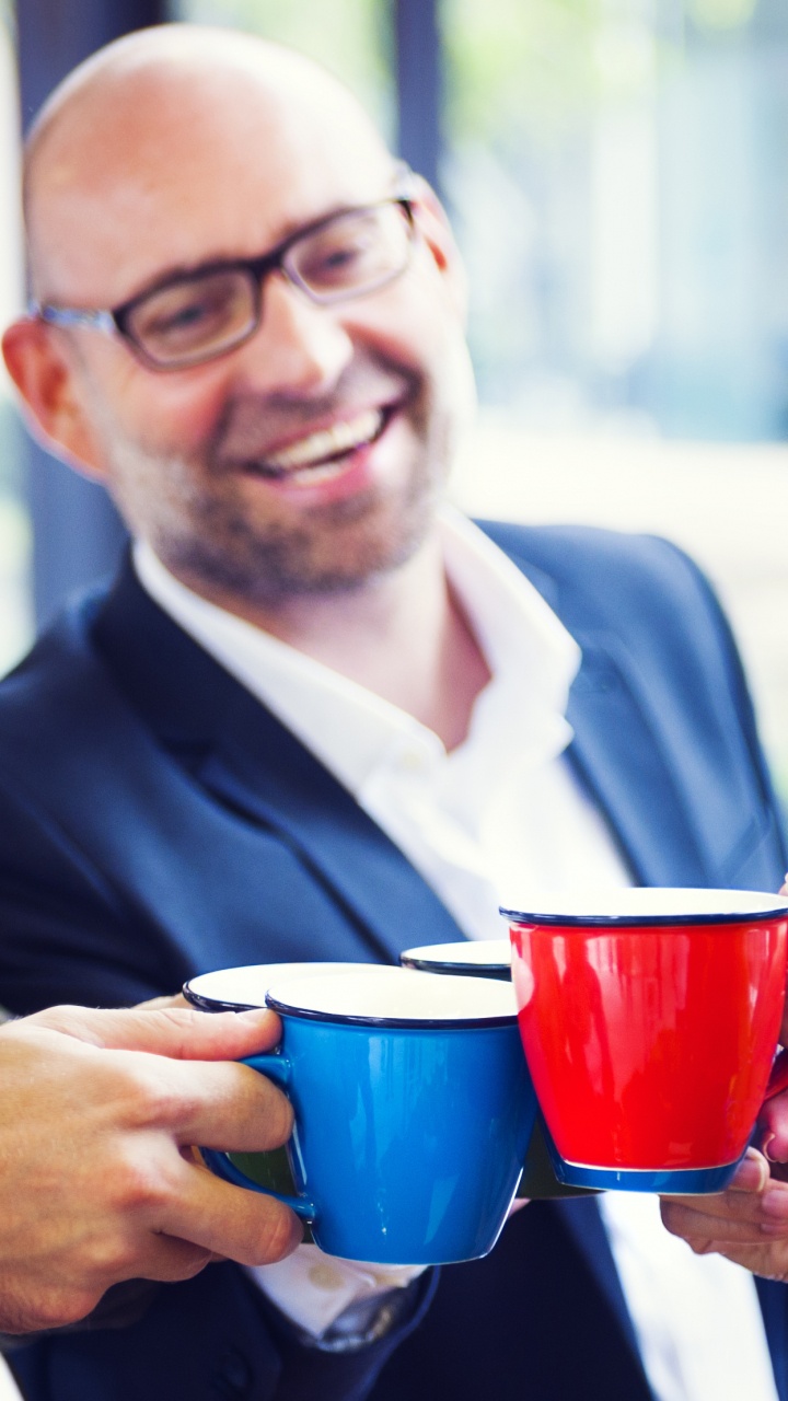 Обои питье, напиток, очки, алкоголь, разговор в разрешении 720x1280