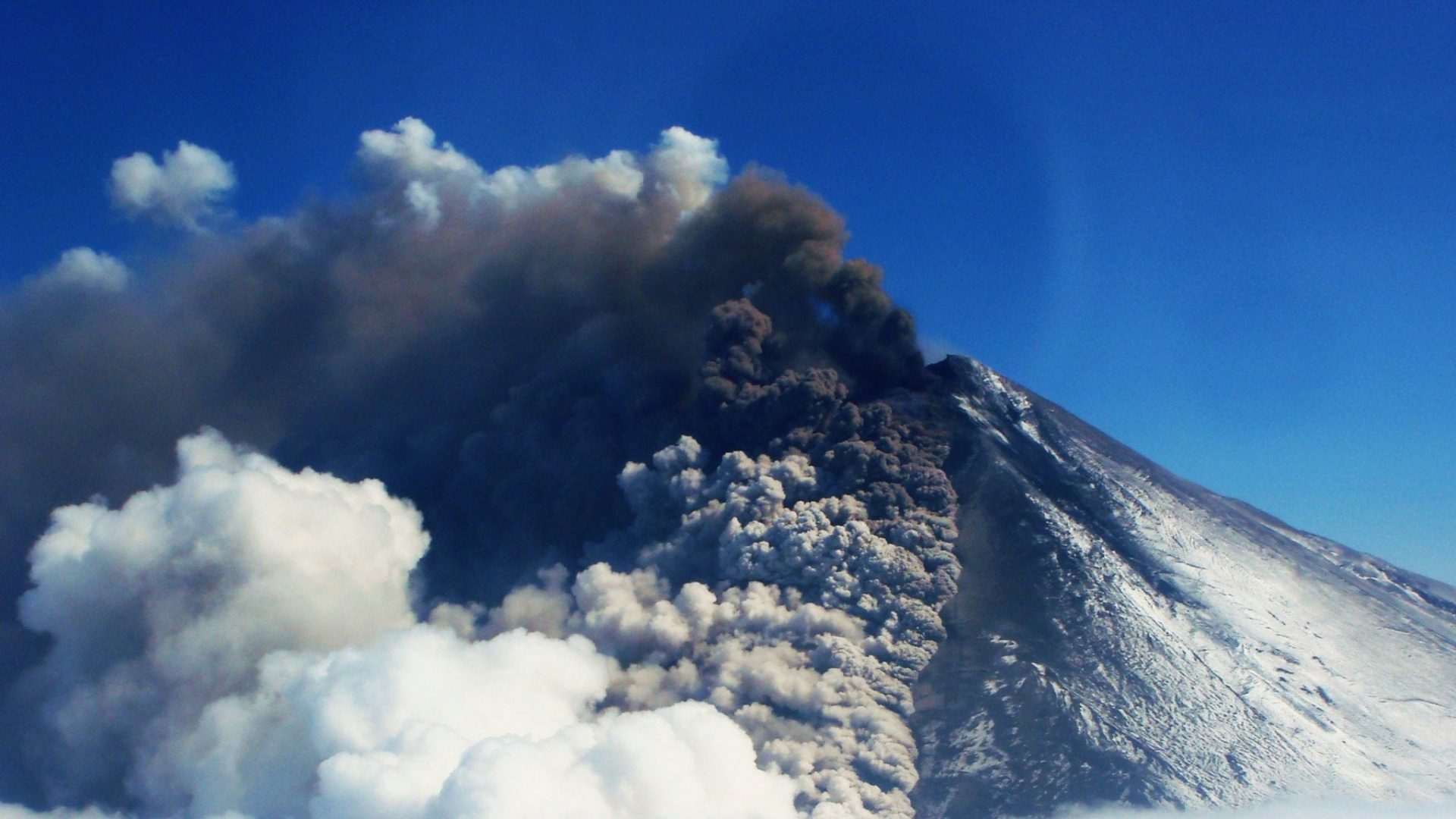 Обои вулкан, облако, дневное время, кучевое облако, атмосфера в разрешении 1920x1080