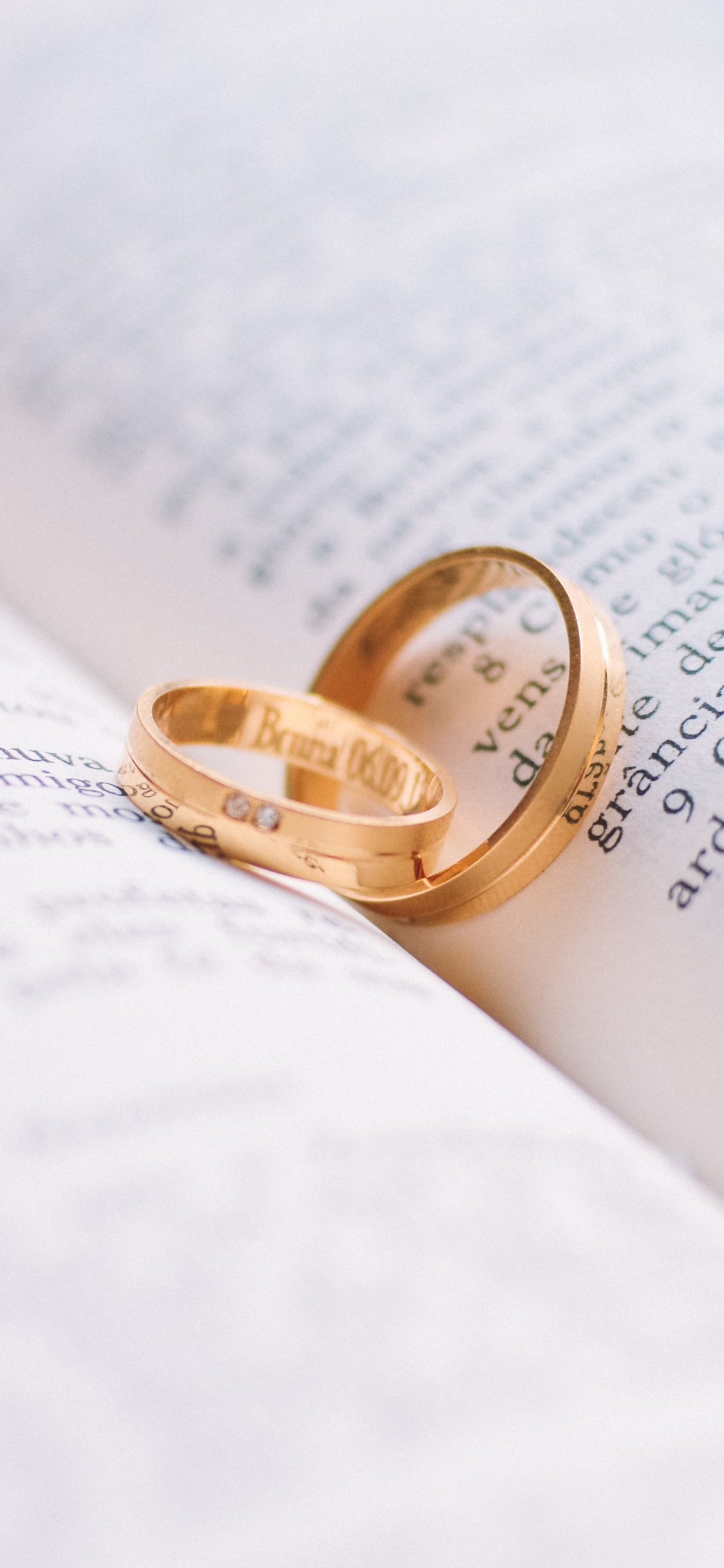 Обои текст, обручальное кольцо, свадебная церемония поставки, модный аксессуар, ювелирные изделия в разрешении 1125x2436
