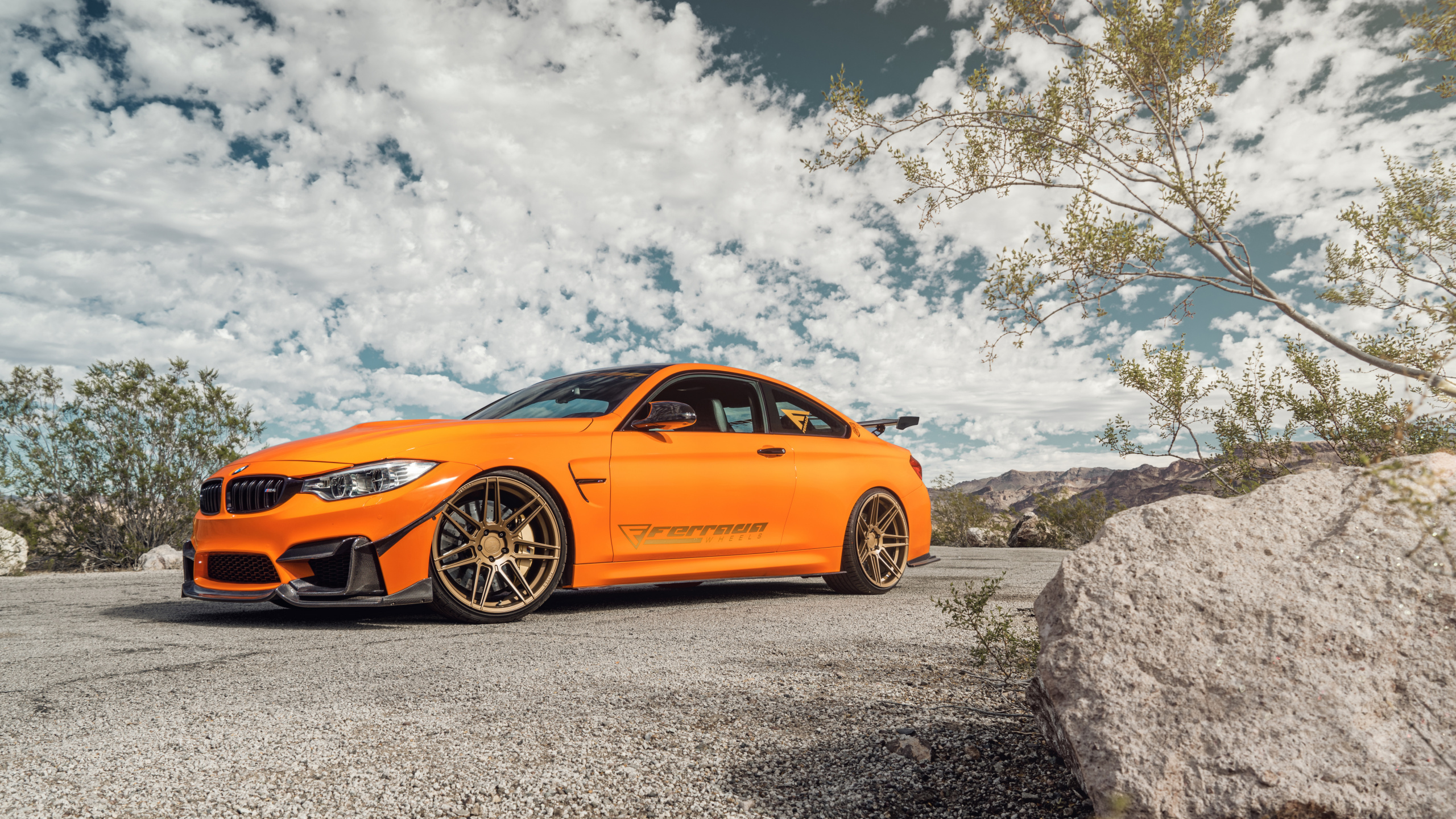 Обои авто, колесо, обод, желтый, bmw в разрешении 2560x1440