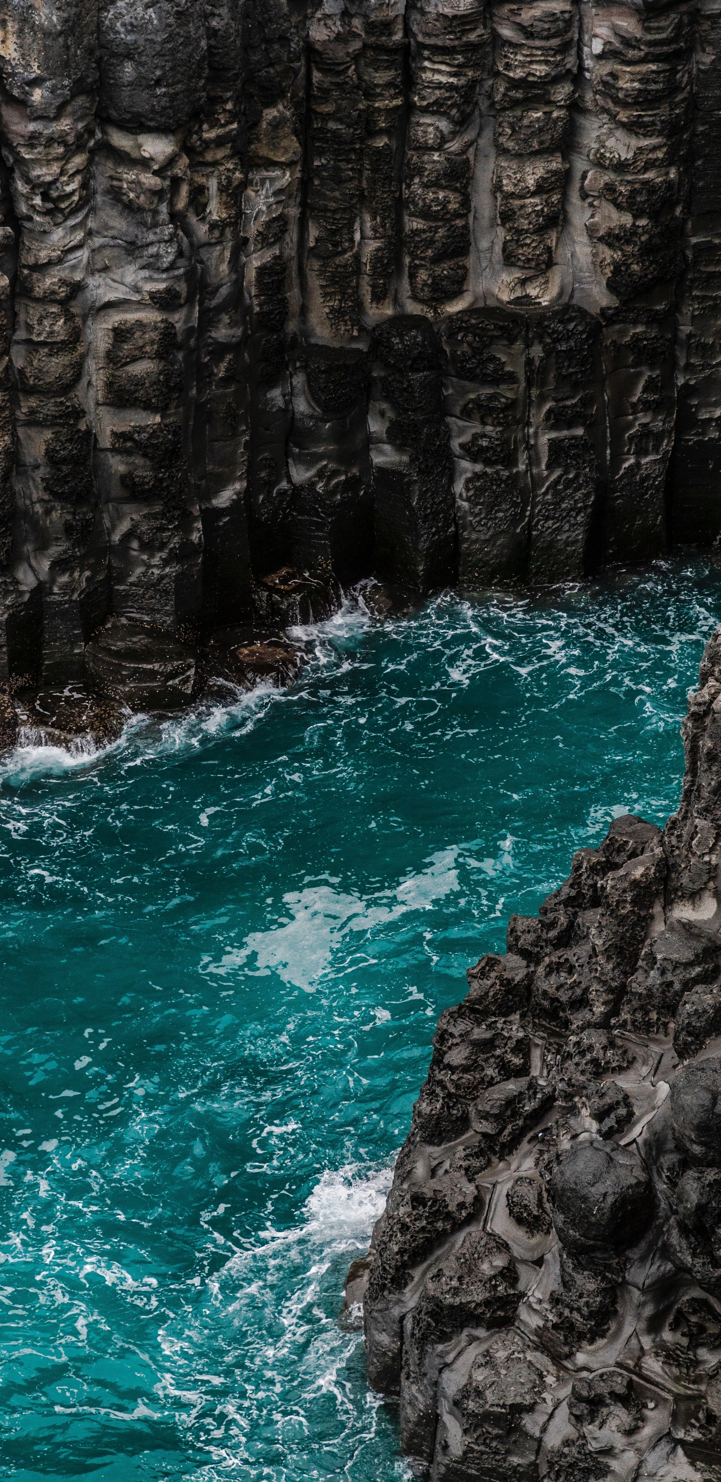 Обои обрыв, водоем, вода, синий, бирюза в разрешении 1440x2960