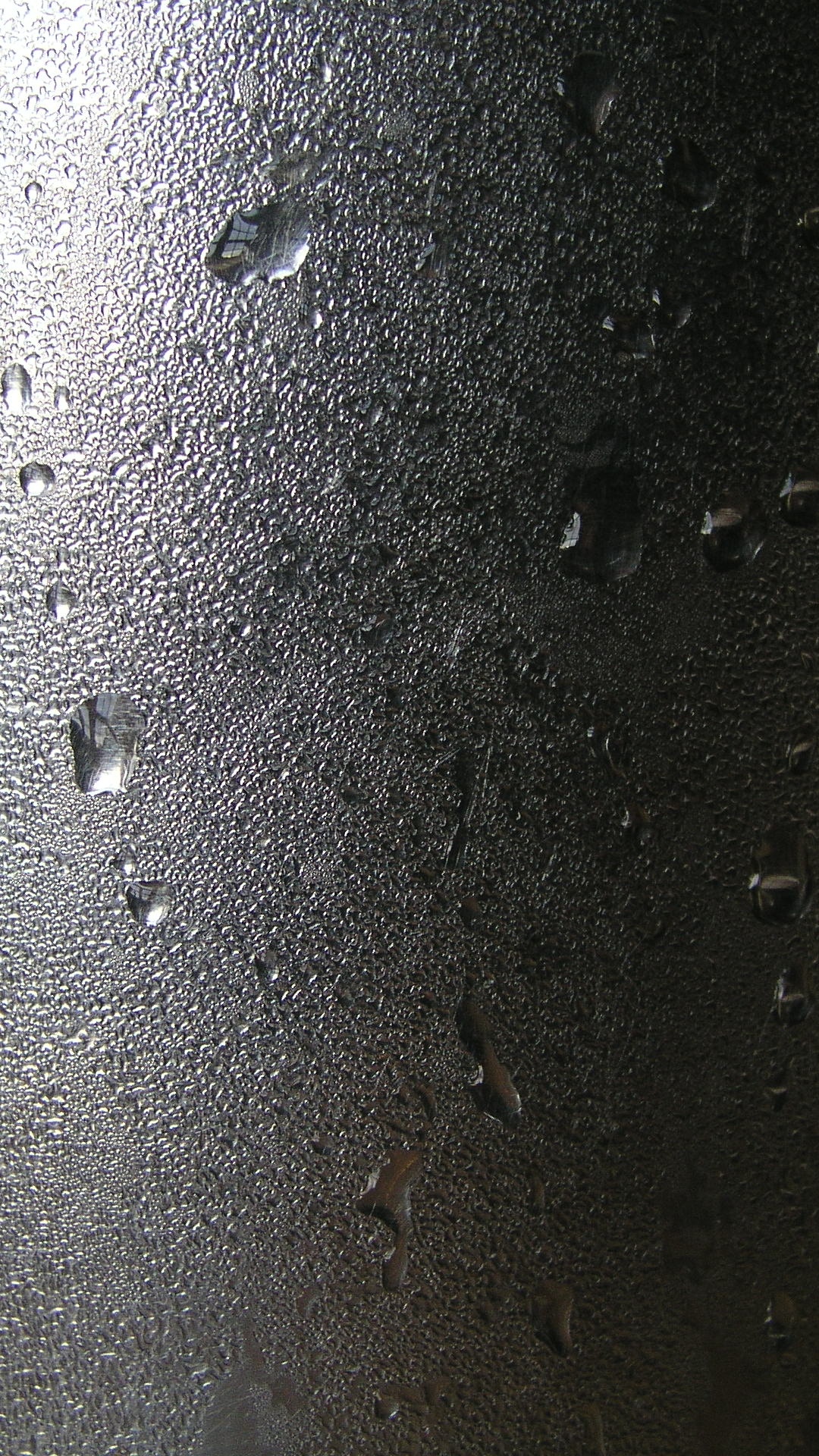 Обои свет, вода, металл, темнота, крупный план в разрешении 1080x1920