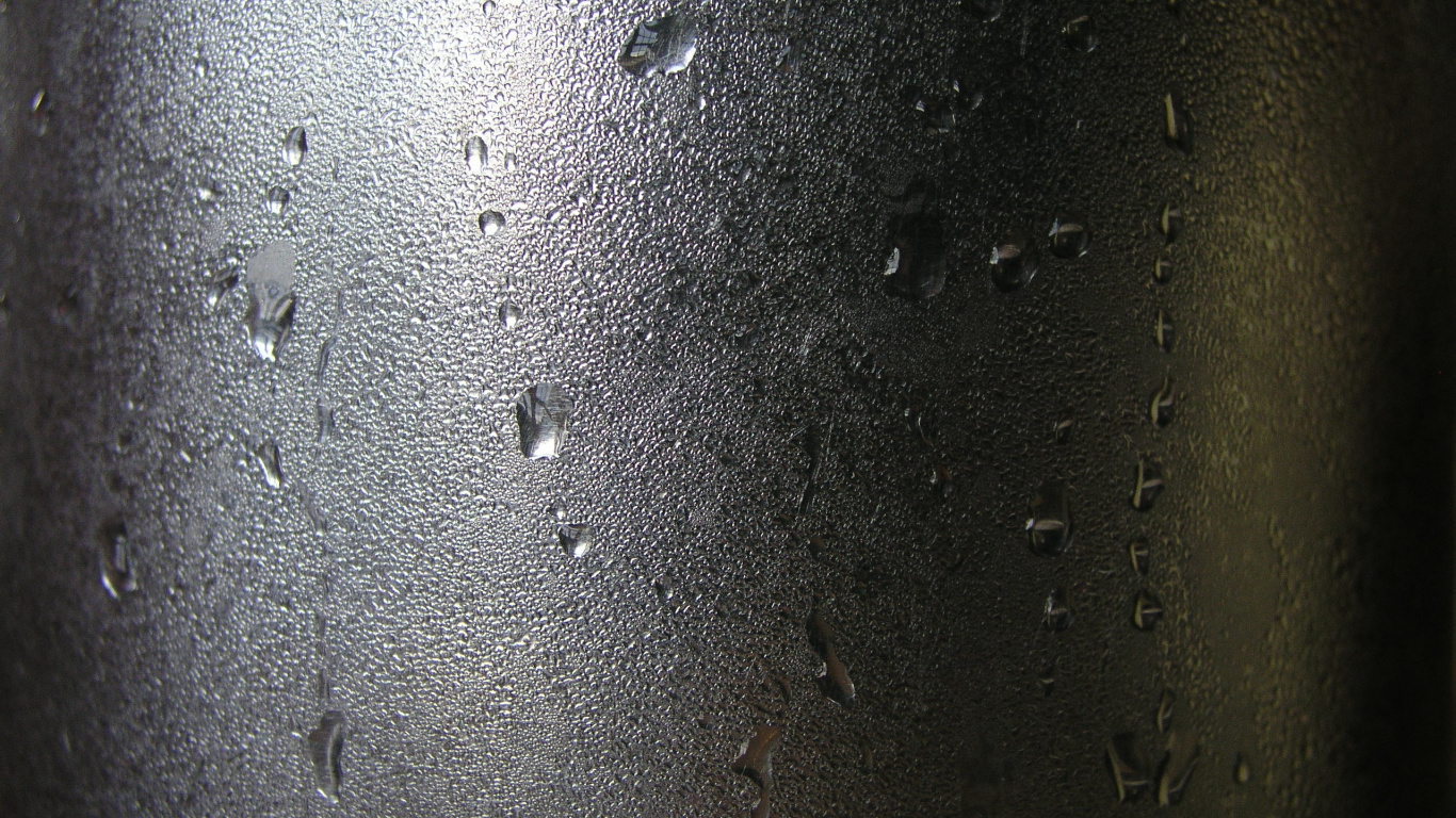Обои свет, вода, металл, темнота, крупный план в разрешении 1366x768