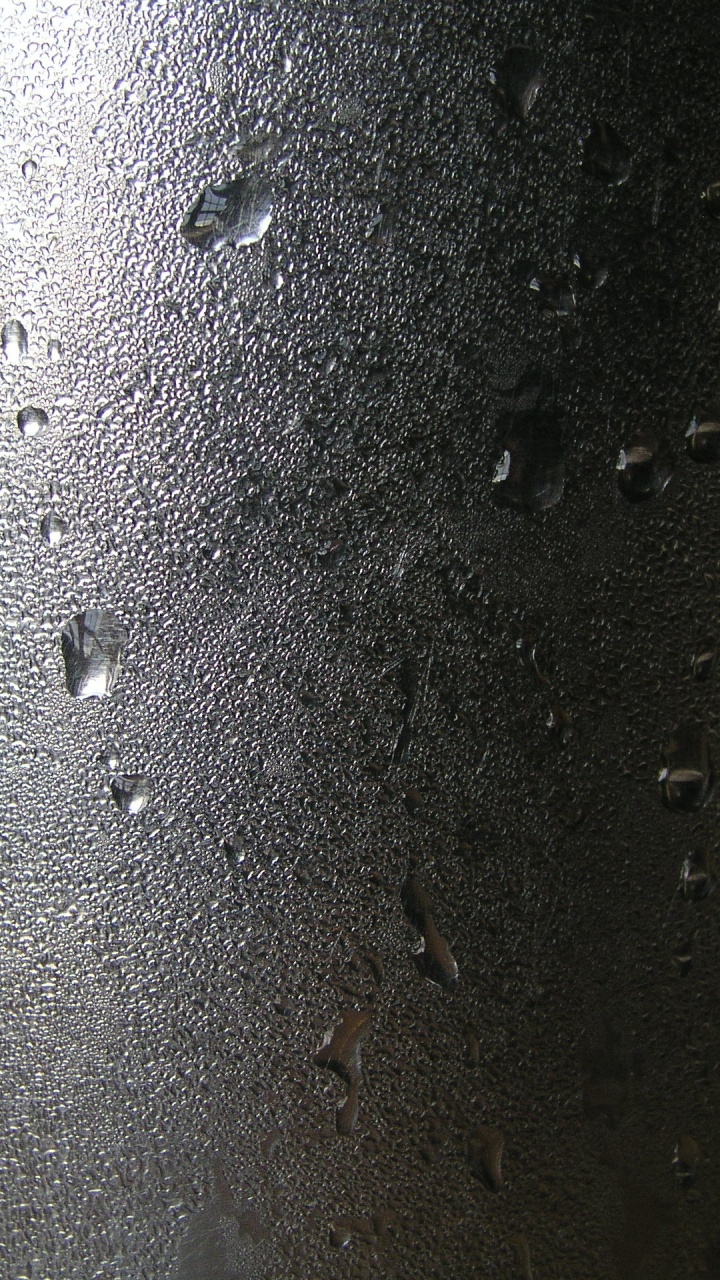 Обои свет, вода, металл, темнота, крупный план в разрешении 720x1280