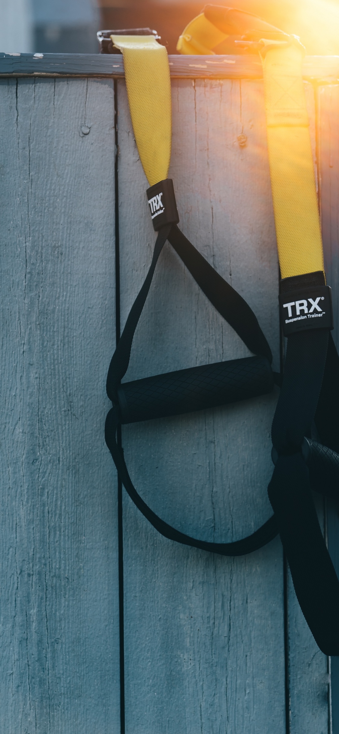 Обои Сопротивление группы, силовая тренировка, упражнение, Обучение подвеска, упражнения с собственным весом в разрешении 1125x2436