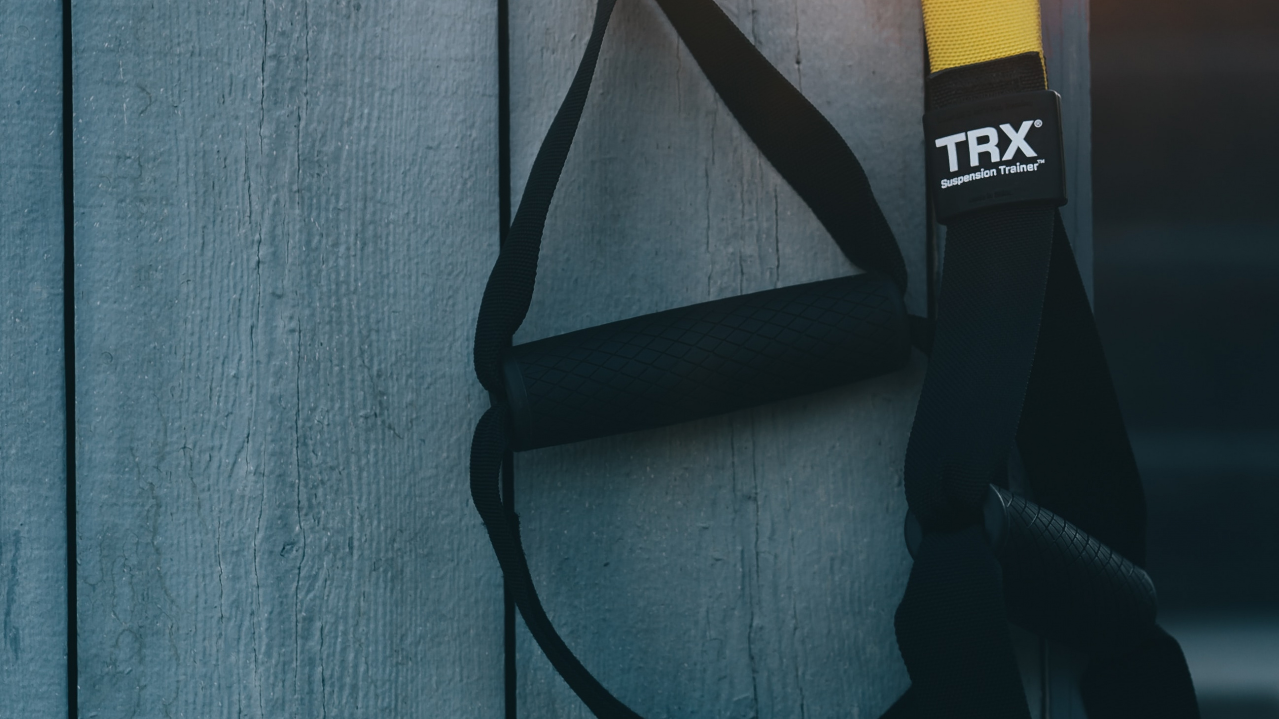 Обои Сопротивление группы, силовая тренировка, упражнение, Обучение подвеска, упражнения с собственным весом в разрешении 2560x1440