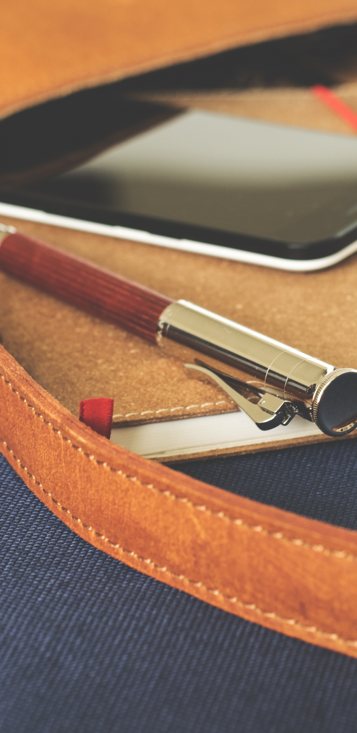 Обои загар, Застёжка молния, модный аксессуар, бумажник, ремень в разрешении 1440x2960