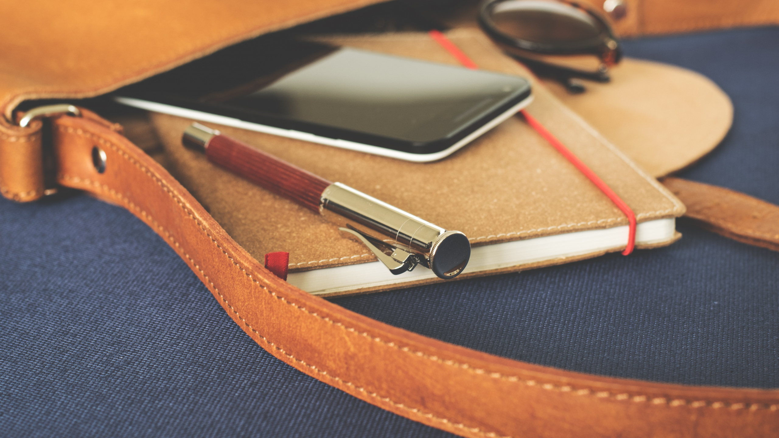 Обои загар, Застёжка молния, модный аксессуар, бумажник, ремень в разрешении 2560x1440