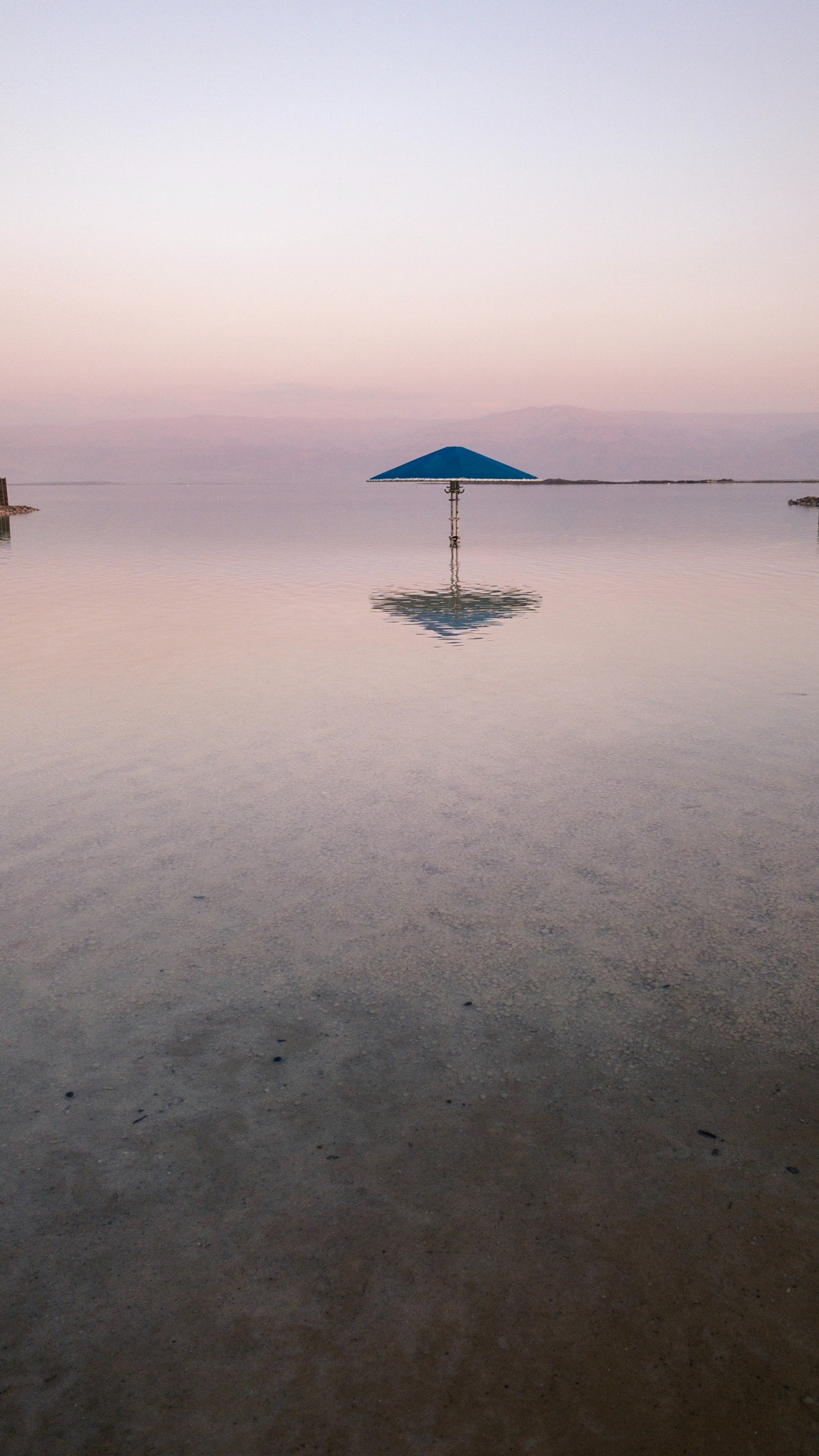 Обои зонтик, вода, горизонт, море, отражение в разрешении 1080x1920