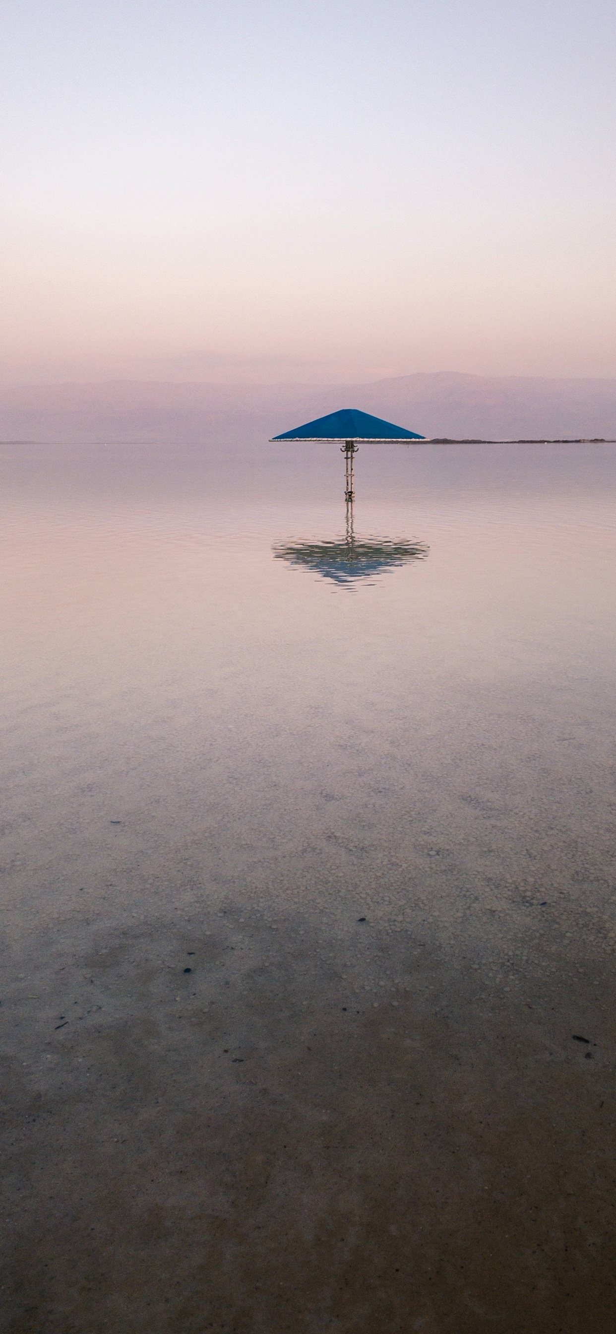 Обои зонтик, вода, горизонт, море, отражение в разрешении 1242x2688