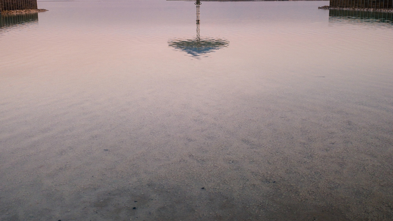 Обои зонтик, вода, горизонт, море, отражение в разрешении 1280x720