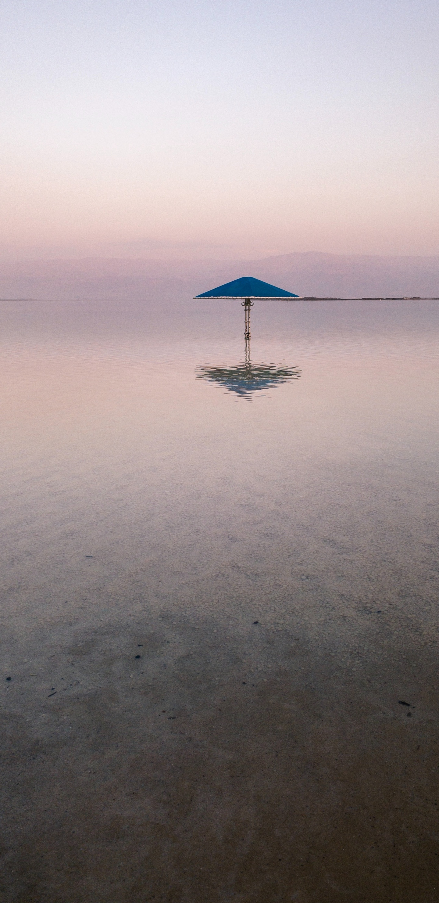 Обои зонтик, вода, горизонт, море, отражение в разрешении 1440x2960