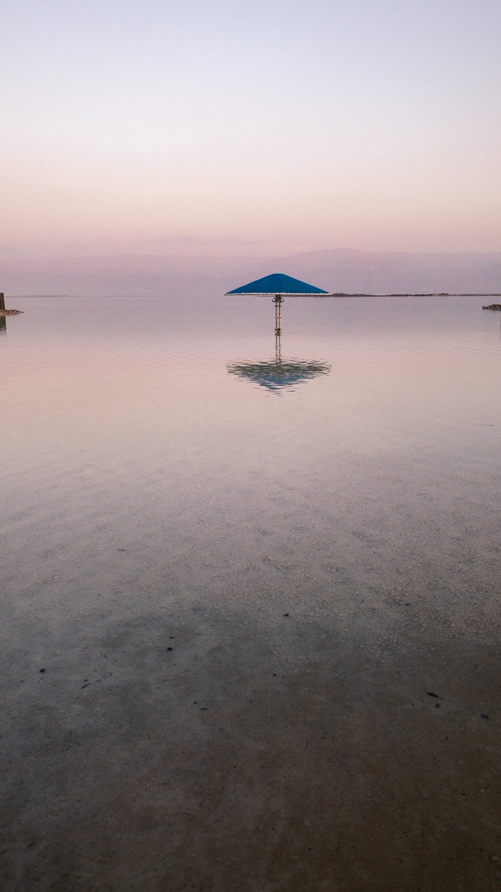 Обои зонтик, вода, горизонт, море, отражение в разрешении 720x1280