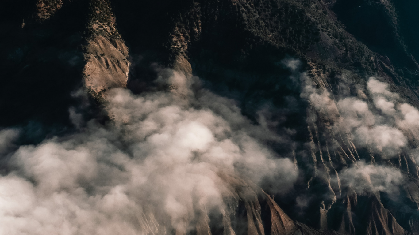 Обои атмосфера, облако, нагорье, гора, природный ландшафт в разрешении 1366x768