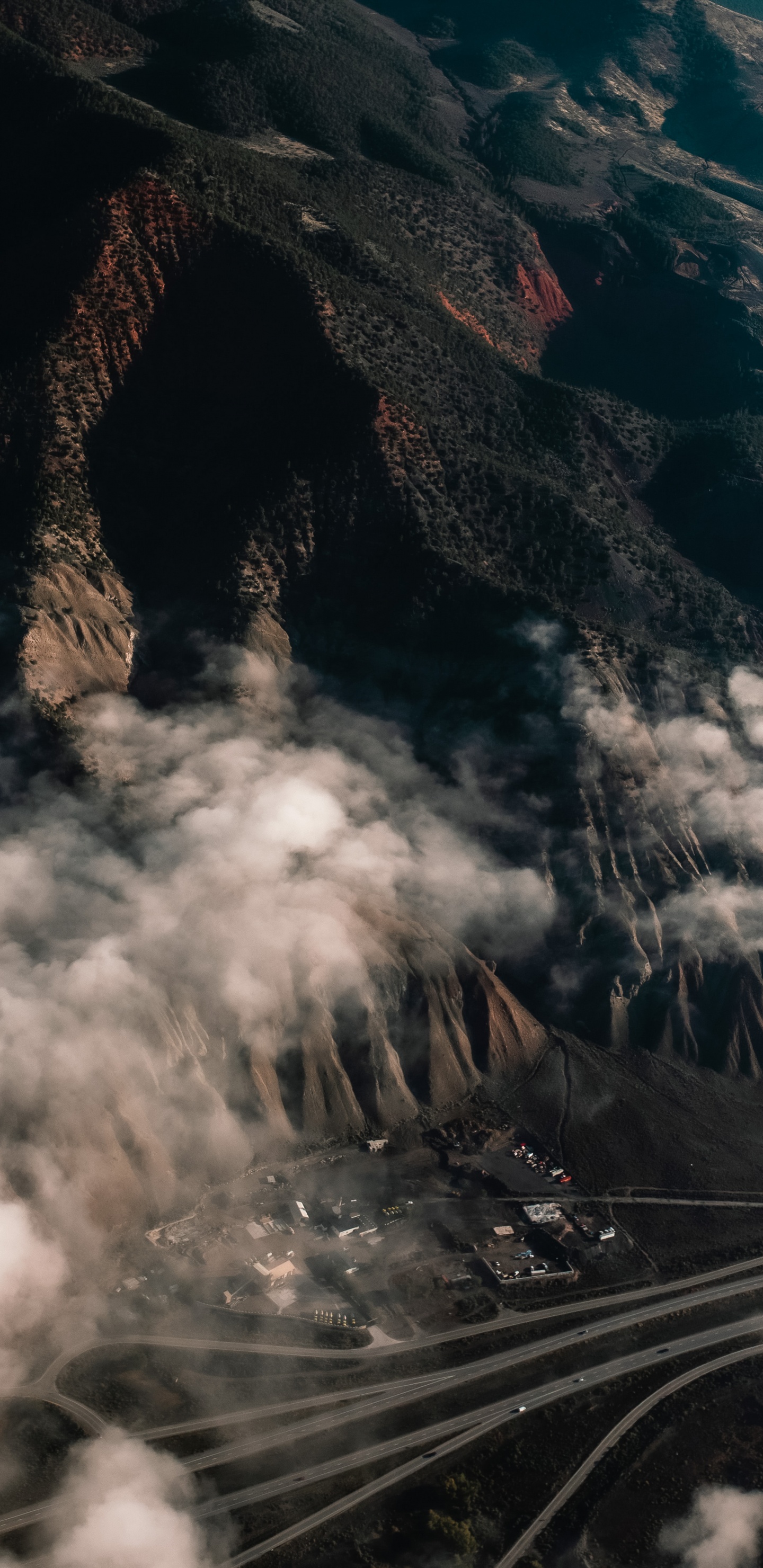 Обои атмосфера, облако, нагорье, гора, природный ландшафт в разрешении 1440x2960