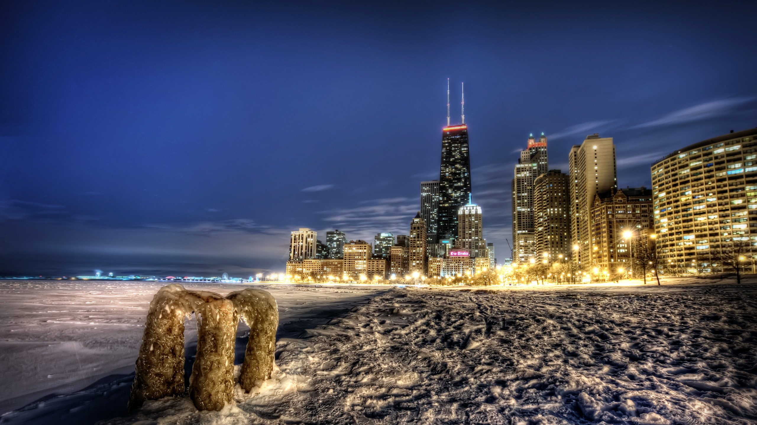 Обои город, городской пейзаж, линия горизонта, ночь, море в разрешении 2560x1440