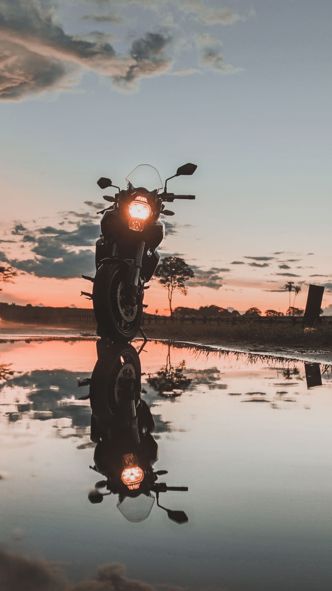 Обои мотоцикл, безопасность мотоцикла, отражение, вода, облако в разрешении 1080x1920