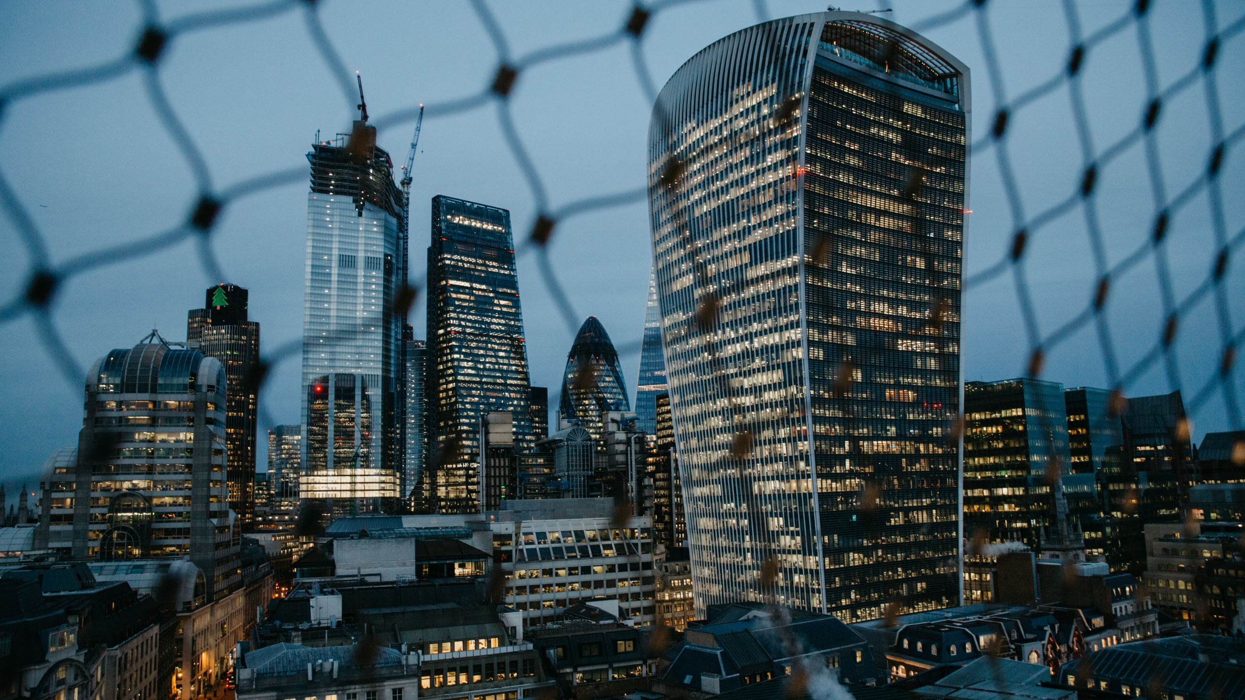 Обои городской пейзаж, линия горизонта, метрополия, осколок, небоскреб в разрешении 2560x1440