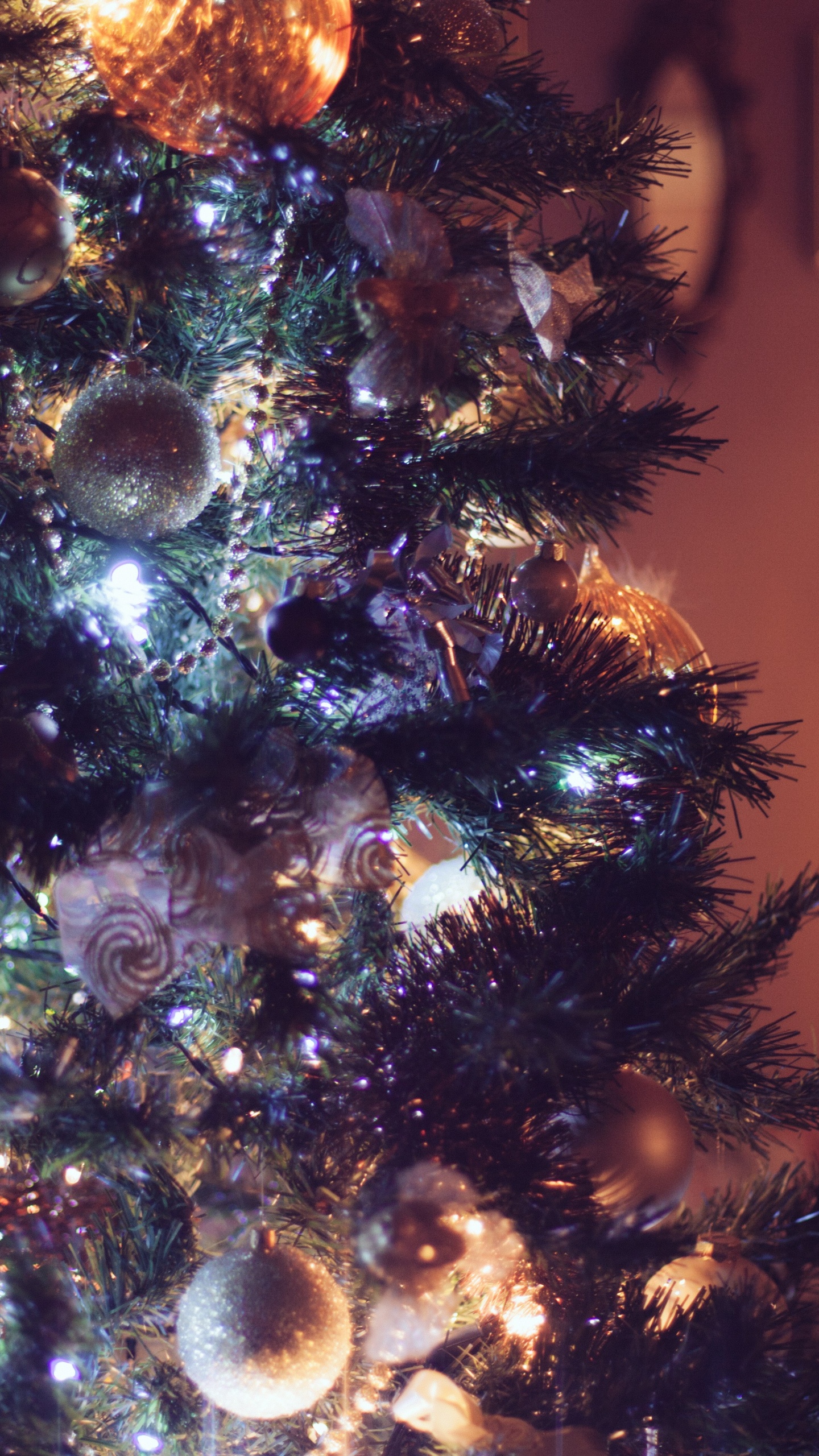 Обои елка, рождественский орнамент, Рождественский день, праздник, Рождественские украшения в разрешении 1440x2560