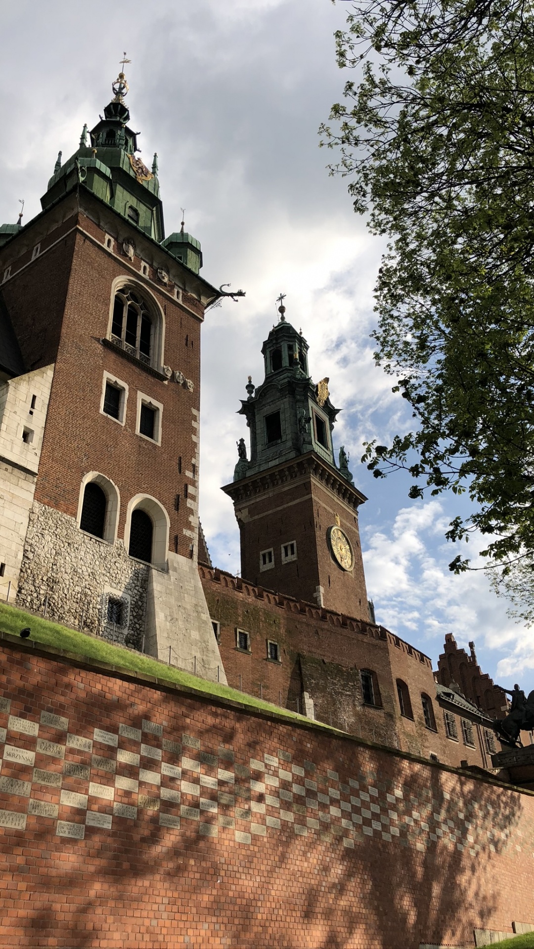 Обои польша, Вавельский Замок, крыша, кирпич, башни в разрешении 1080x1920