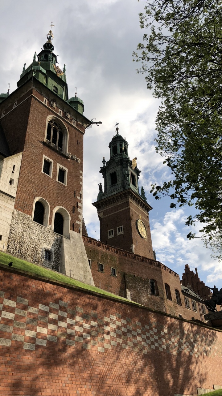 Обои польша, Вавельский Замок, крыша, кирпич, башни в разрешении 720x1280