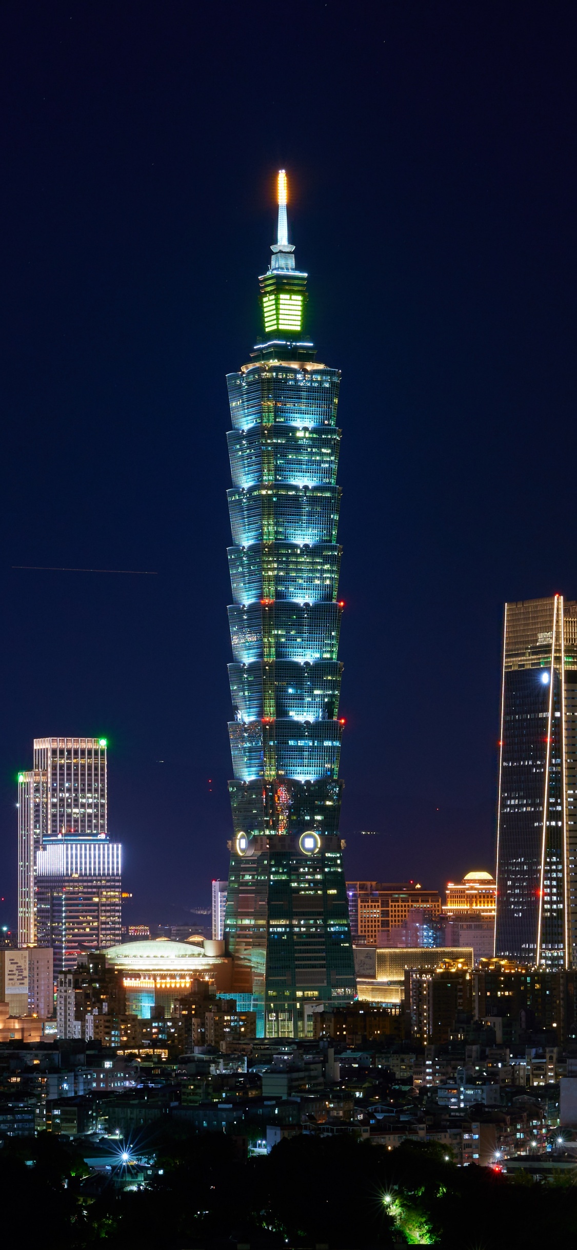 Обои город, городской пейзаж, небоскреб, городской район, метрополия в разрешении 1125x2436