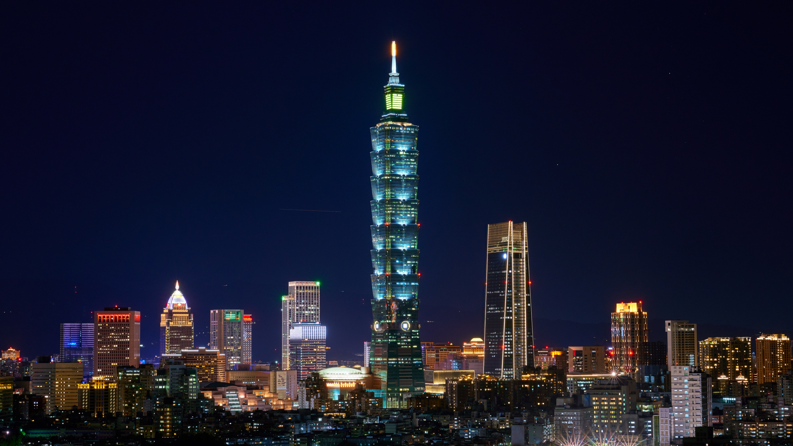 Обои город, городской пейзаж, небоскреб, городской район, метрополия в разрешении 2560x1440