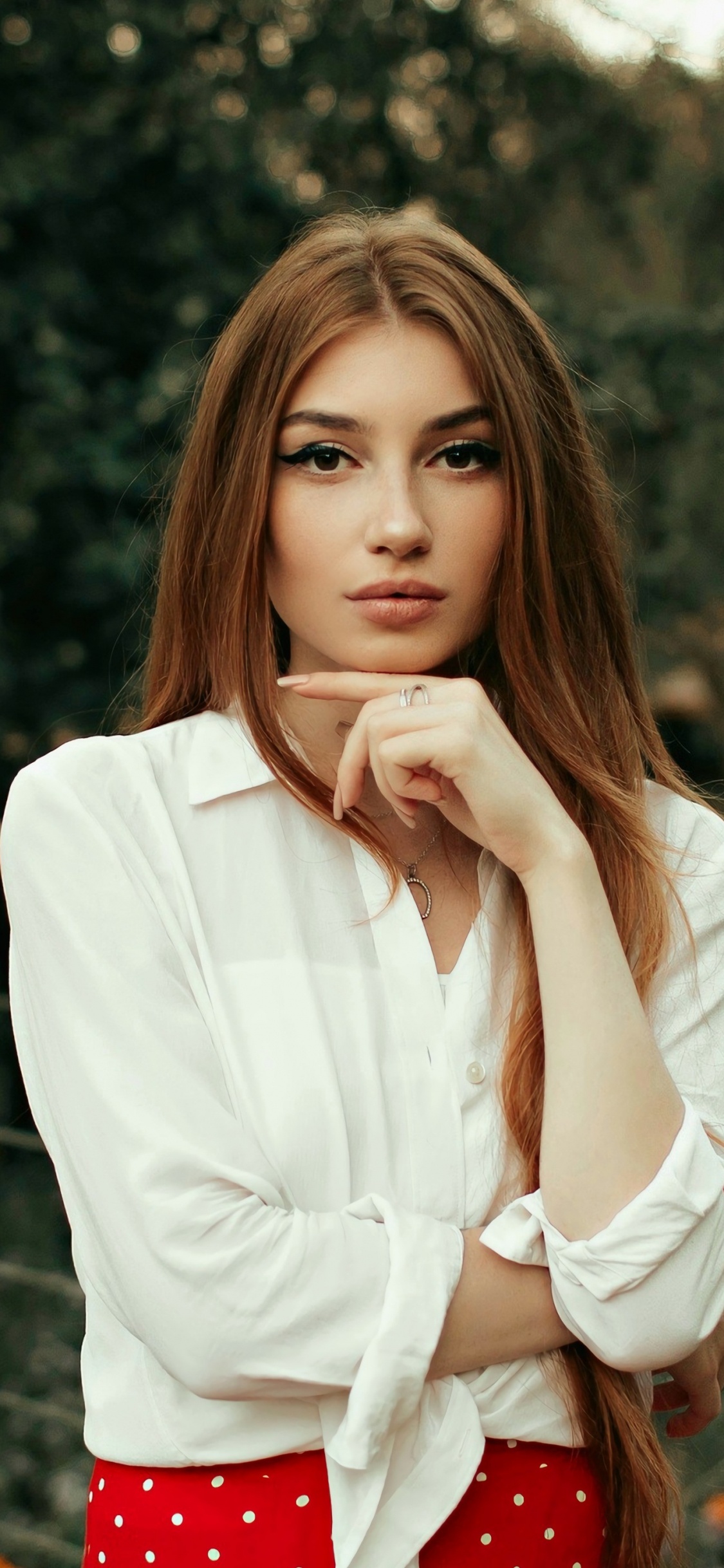 Обои модель подбородка на руке, модель, Дамбора, губа, прическа в разрешении 1125x2436