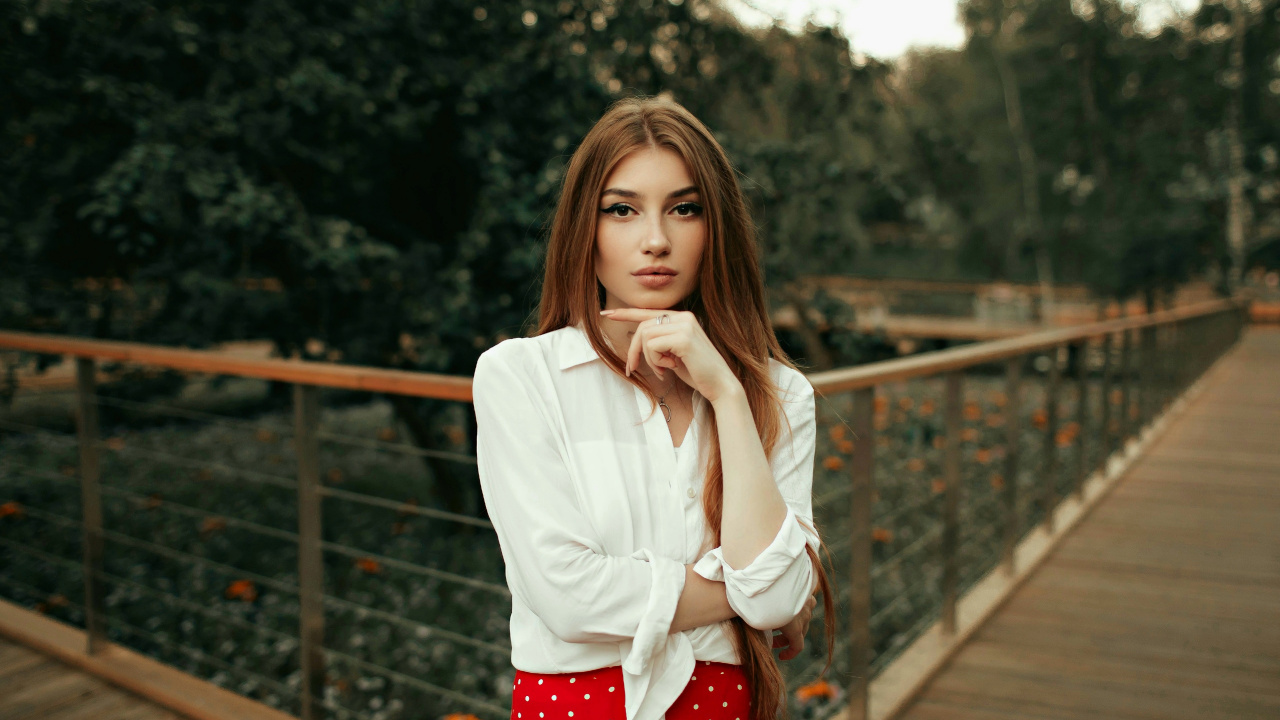 Обои модель подбородка на руке, модель, Дамбора, губа, прическа в разрешении 1280x720