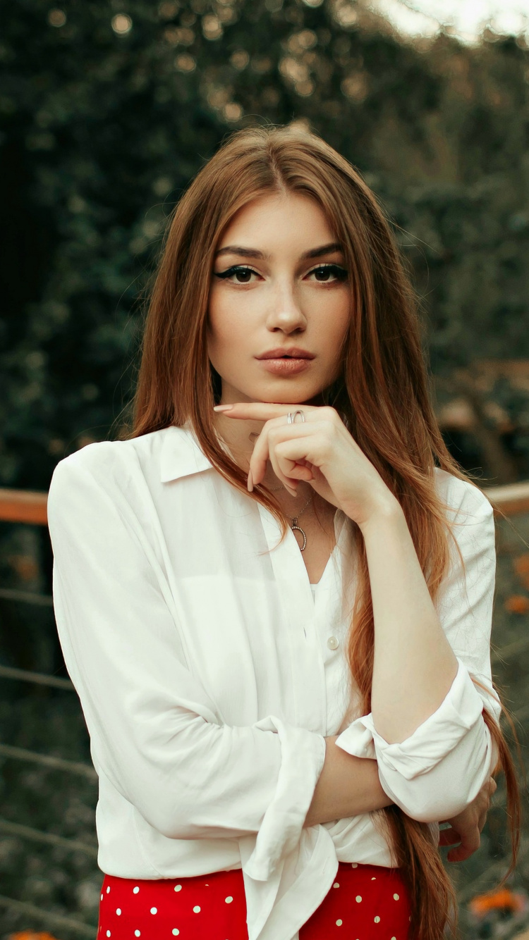 Обои модель подбородка на руке, модель, Дамбора, губа, прическа в разрешении 750x1334