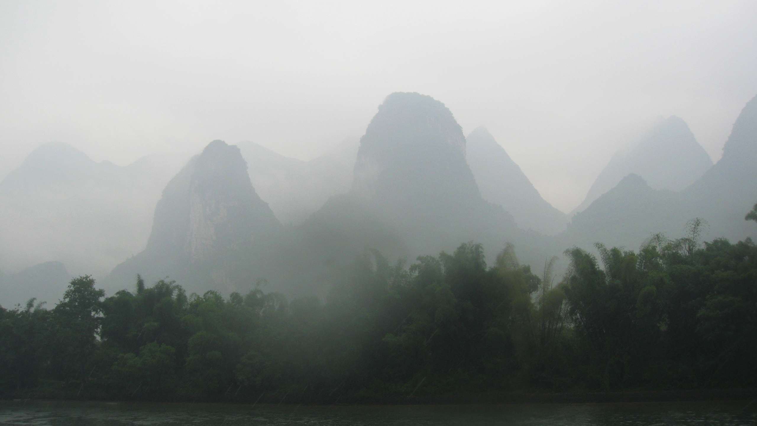 Обои природа, реки, гора, горный хребет, туман в разрешении 2560x1440