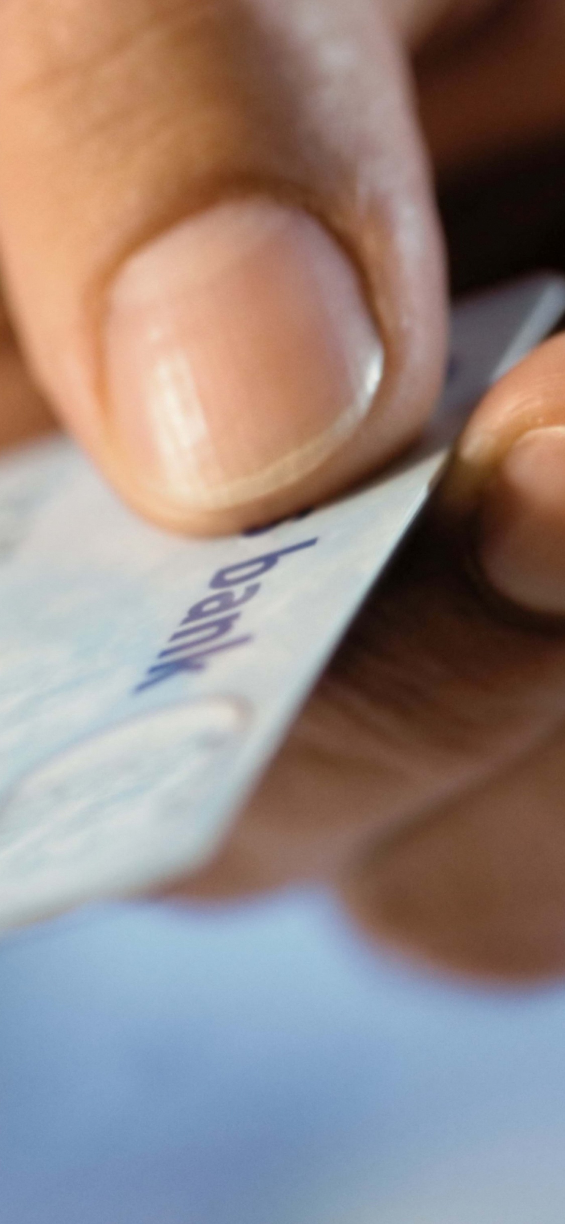 Обои Банк, Кредитная карта, деньги, аккредитив, палец в разрешении 1125x2436