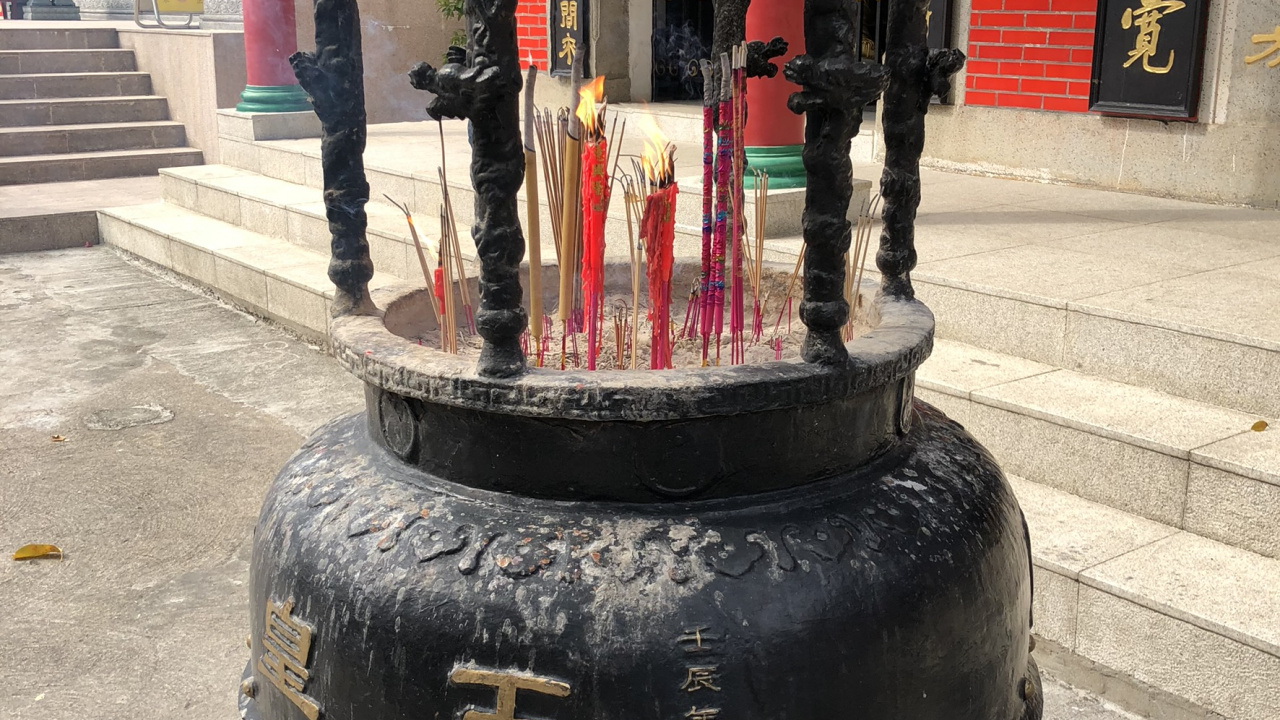 Обои скамейка, святое место, Джосс палку, ладан, идиофон в разрешении 1280x720