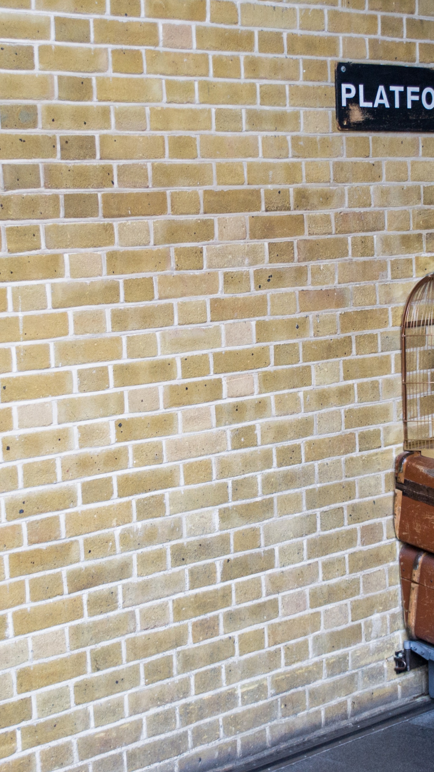 Обои Лондонский Кингз Кросс, поезд, железнодорожный вокзал, шина, колесо в разрешении 1440x2560